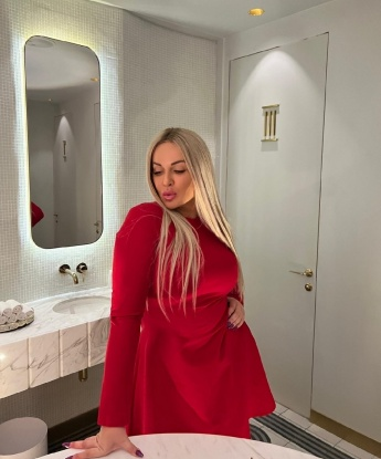 Я знаю, как доставить тебе незабываемое удовольствие и исполнить все твои самые сокровенные фантазии. Моя особенность - креативный подход к каждому клиенту. Я умею слушать и понимать тебя, создавая атмосферу идеального партнерства. Фото и отзывы подтверждают мою красоту и талант. Жду тебя для приятной встречи в Москве. 💋🌹🔥 2030, 33 года